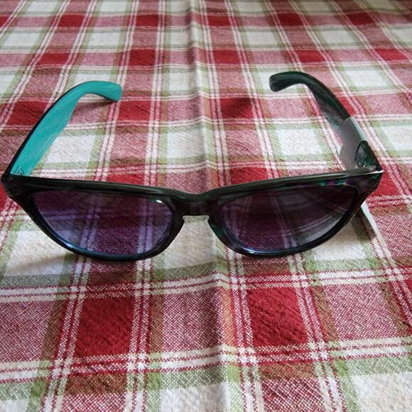 Sunglasses by Foster Grant Multi-color Frames Gray Lenses - Picture 3 of 4